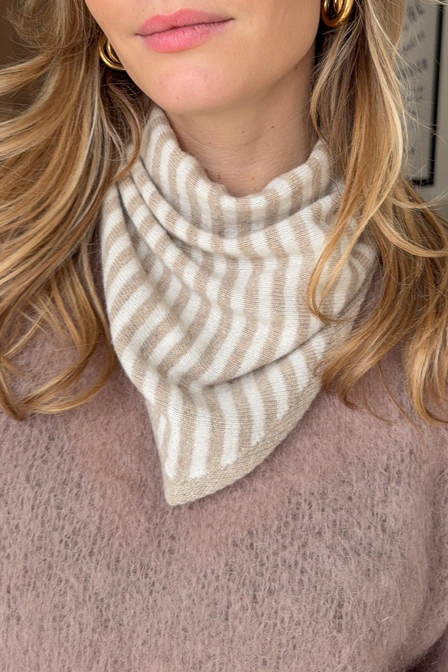 FOULARD TRIANGLE RAYE BEIGE ET ECRU (laine et cachemire)