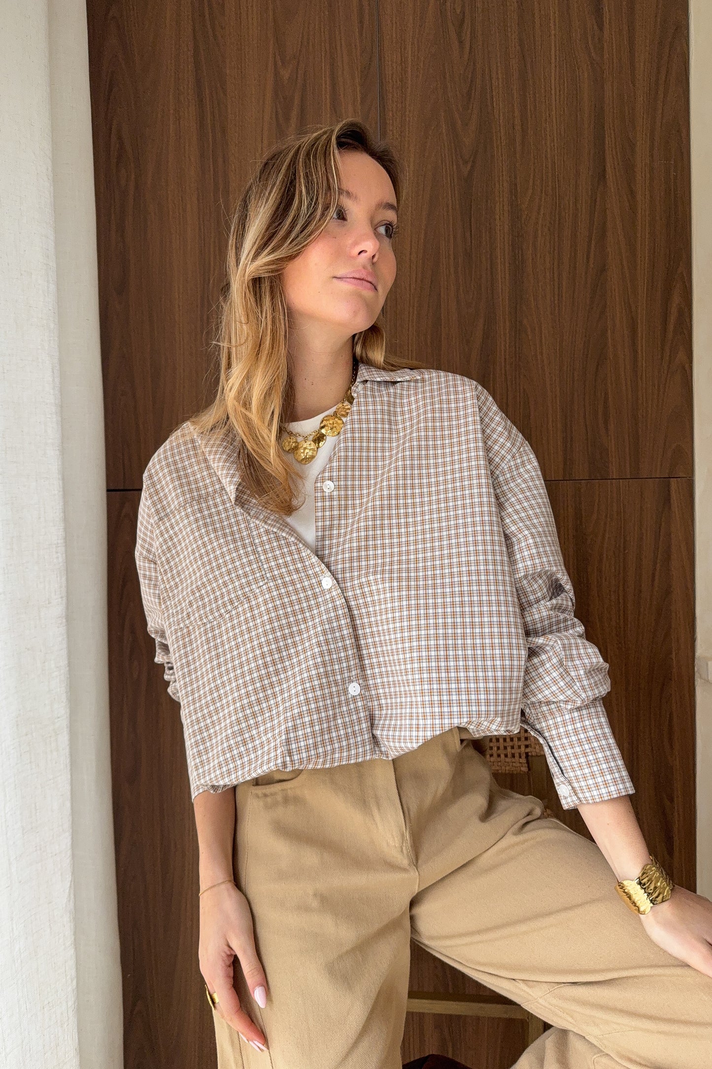 CHEMISIER BEIGE ET SON T SHIRT INTEGRE