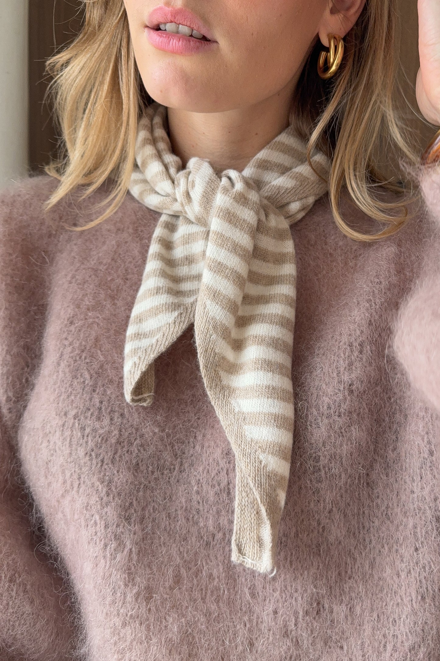 FOULARD TRIANGLE RAYE BEIGE ET ECRU (laine et cachemire)