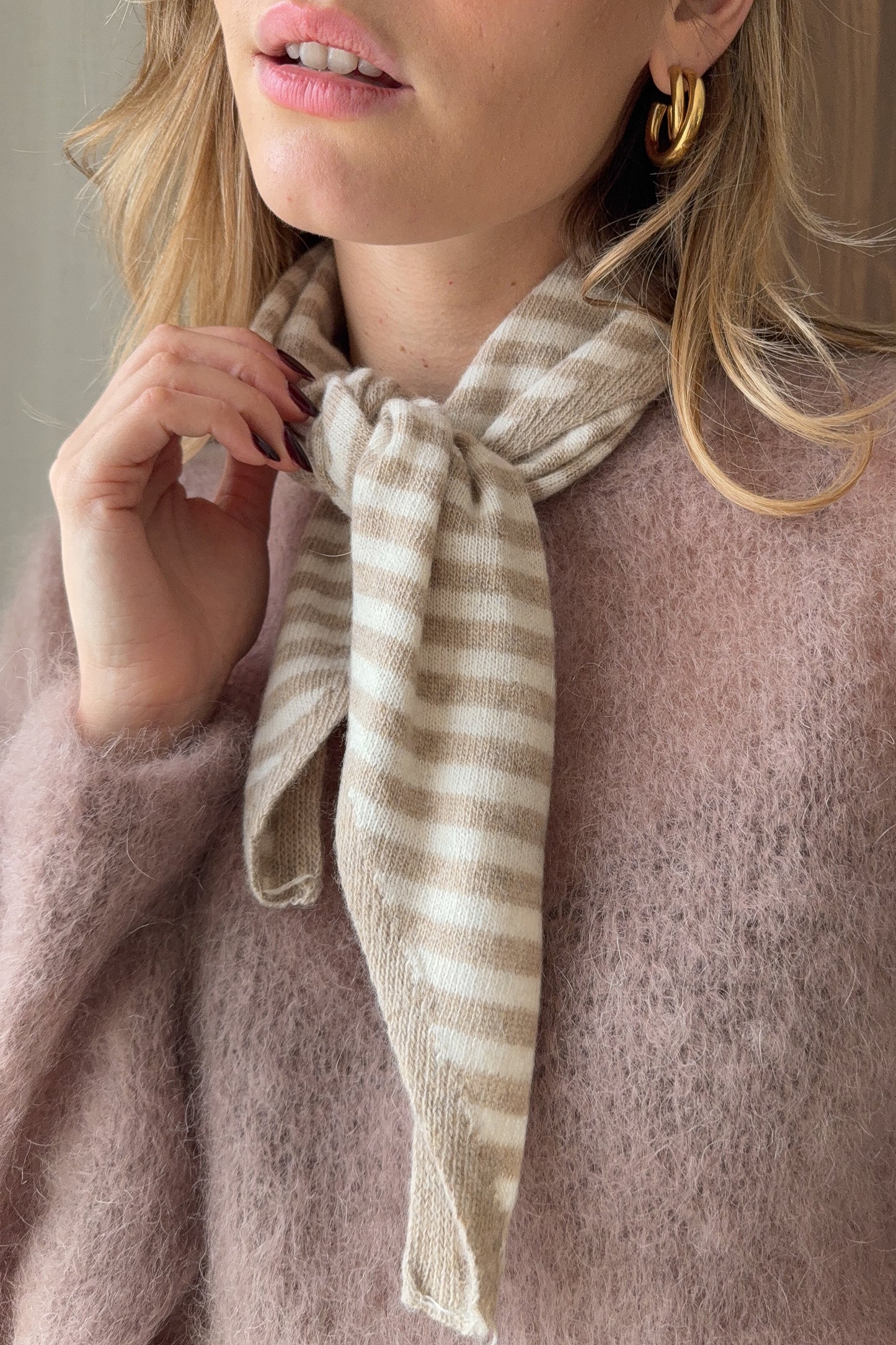 FOULARD TRIANGLE RAYE BEIGE ET ECRU (laine et cachemire)