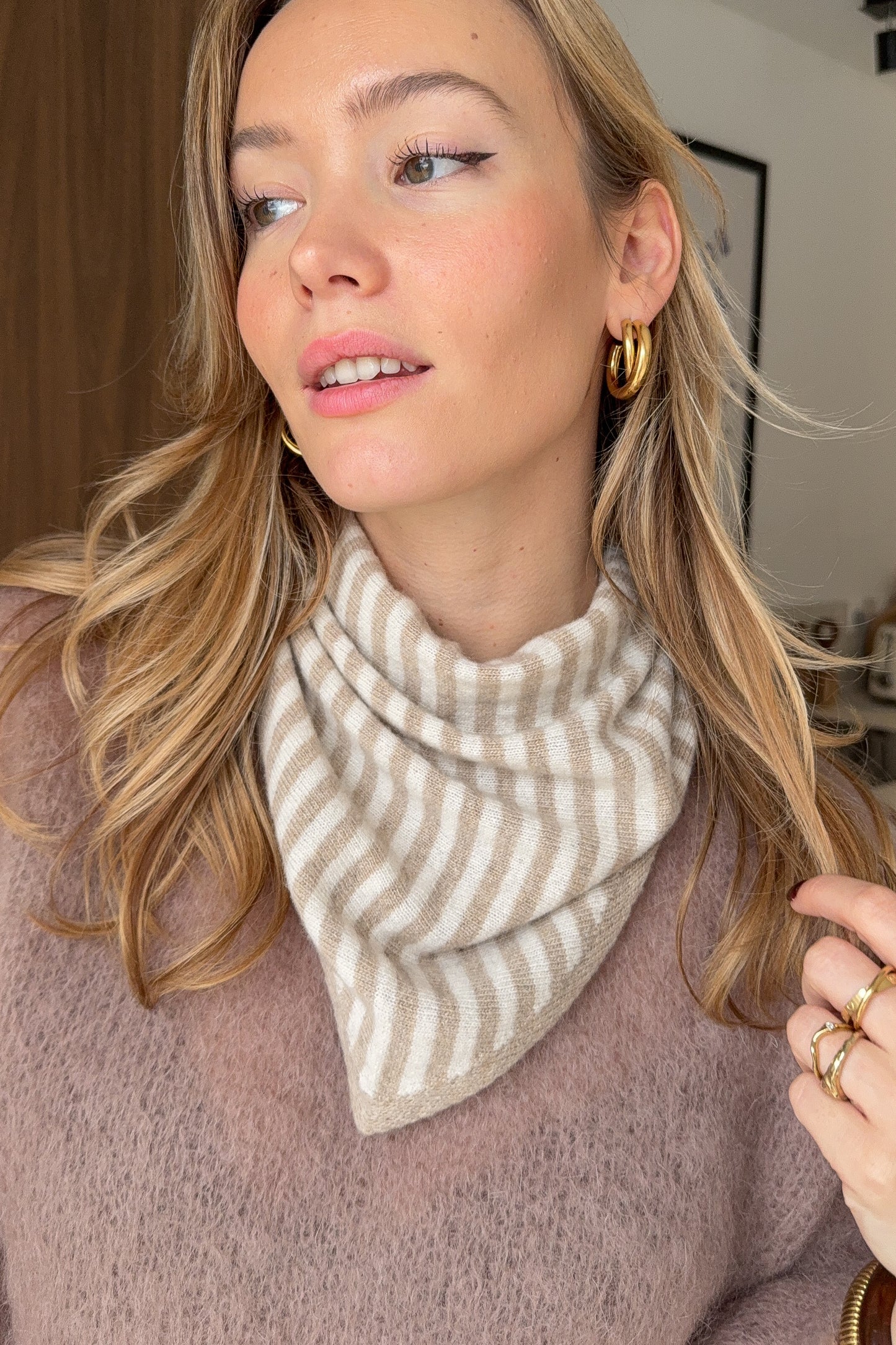 FOULARD TRIANGLE RAYE BEIGE ET ECRU (laine et cachemire)