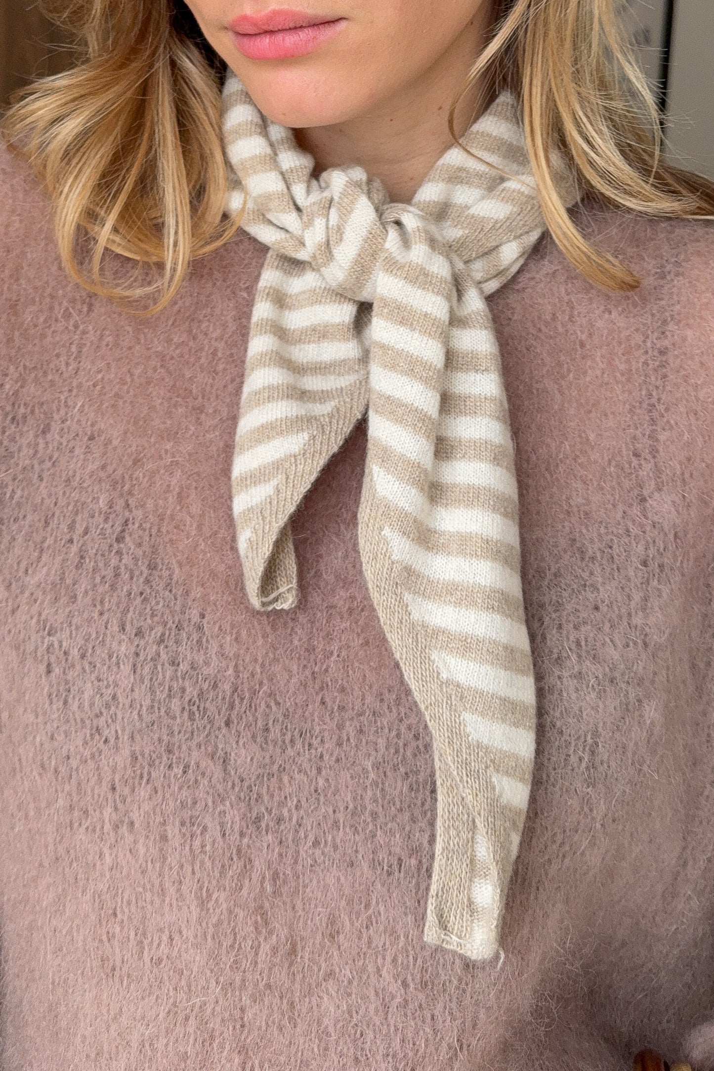 FOULARD TRIANGLE RAYE BEIGE ET ECRU (laine et cachemire)