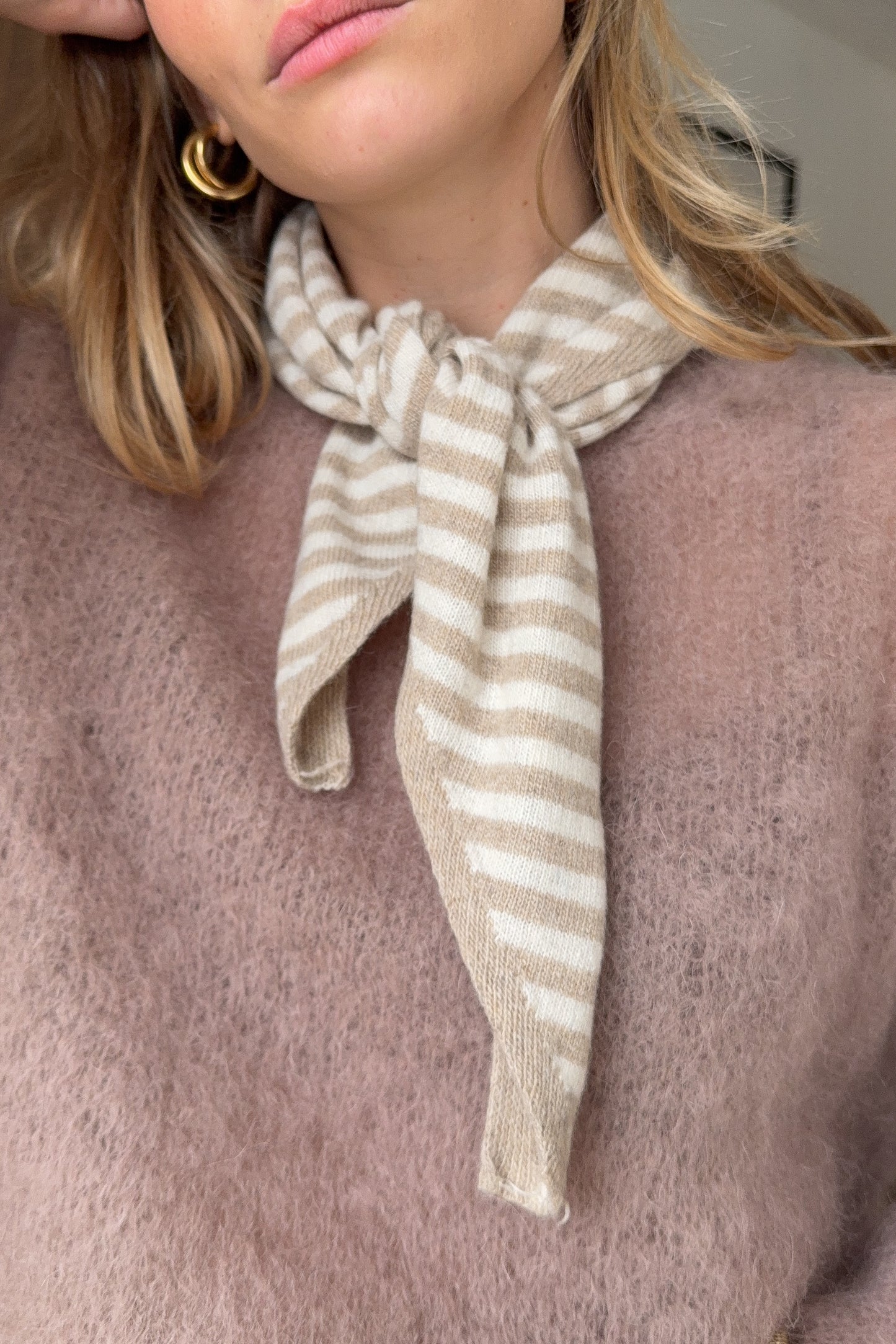 FOULARD TRIANGLE RAYE BEIGE ET ECRU (laine et cachemire)