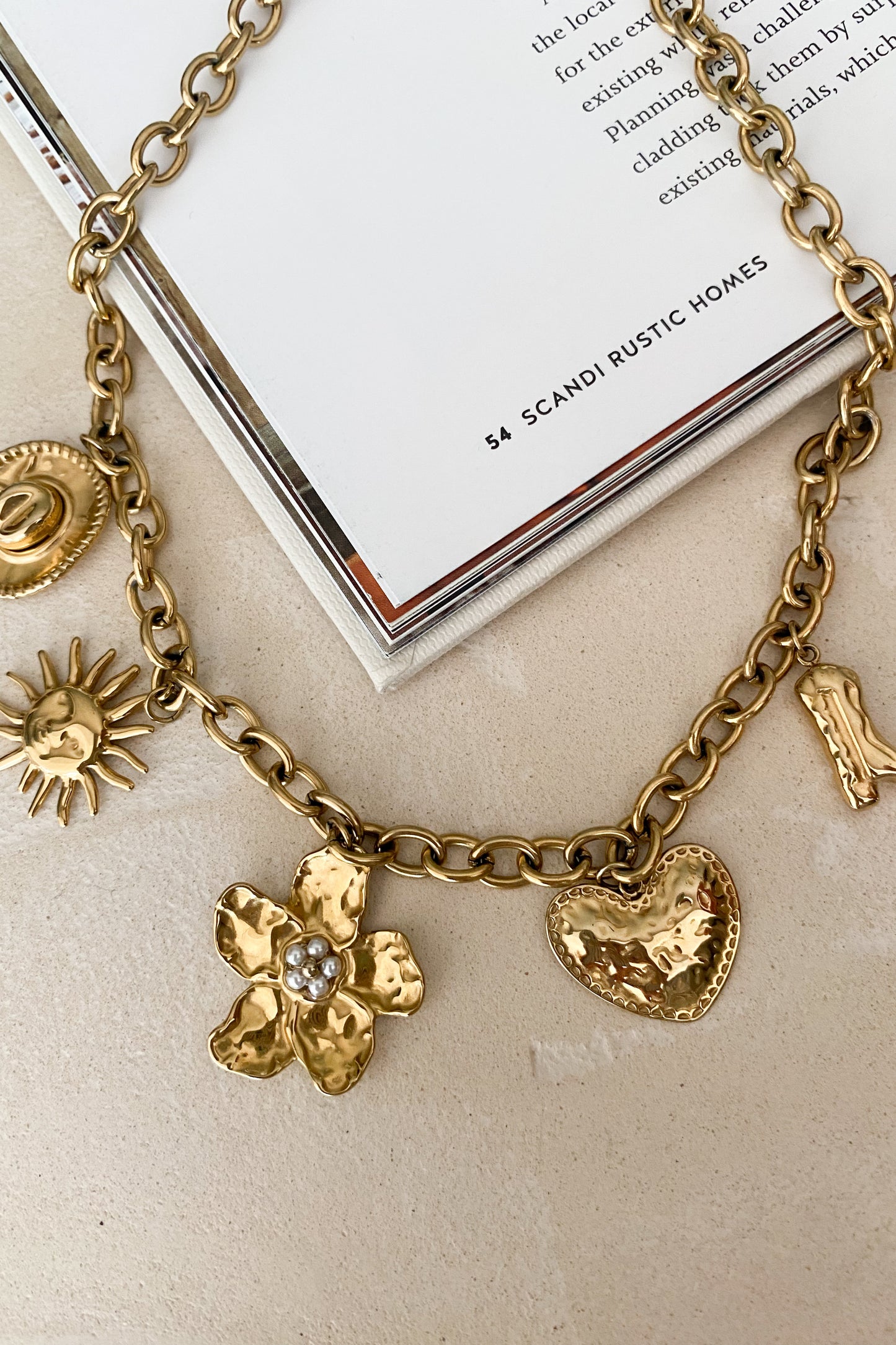 COLLIER MAYA